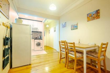 Cozy Apartment with Balcony Near Istiklal Avenue - image 4