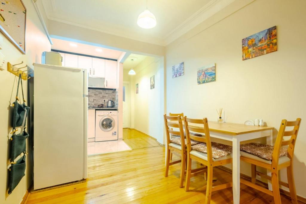 Cozy Apartment with Balcony Near Istiklal Avenue - image 4