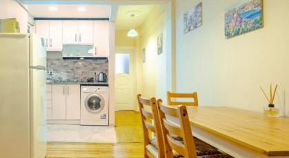 Cozy Apartment with Balcony Near Istiklal Avenue - image 5