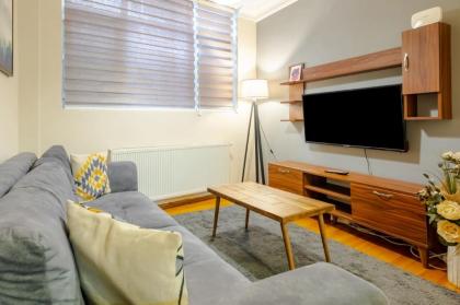 Cozy Apartment with Balcony Near Istiklal Avenue - image 9
