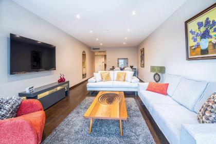 Modern 1bdr Residence With Pool Gym Parking - image 2