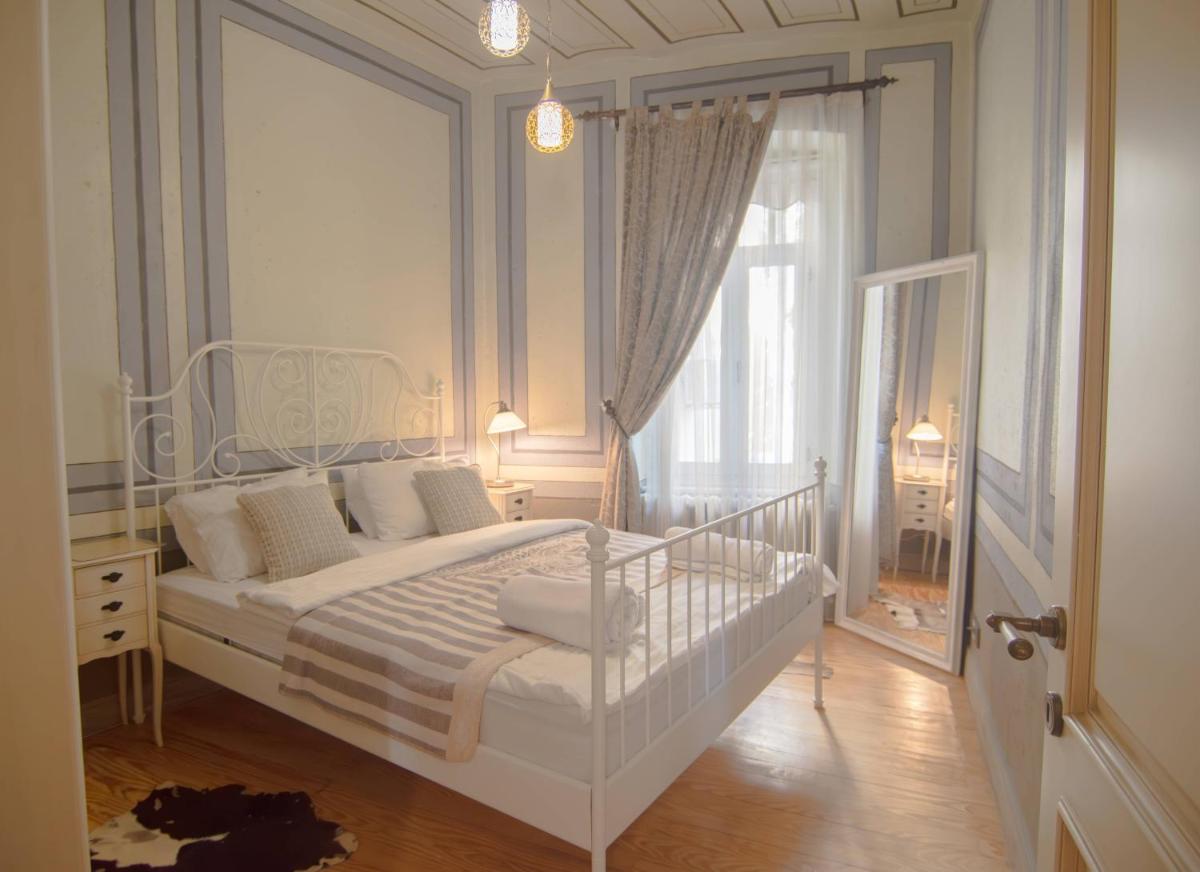 Stylish City Getaway-explore The Urban Delights - image 5