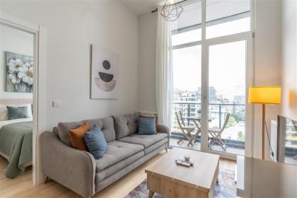 Vibrant 1-bdr Apt Wpoolgym Near Airport Metro