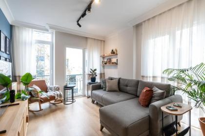 Charming City Apt - Near Axis Mall