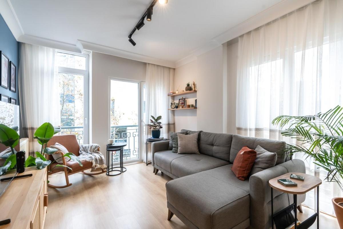 Charming City Apt - Near Axis Mall - main image