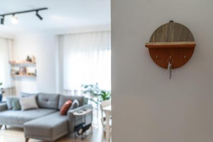 Charming City Apt - Near Axis Mall - image 17
