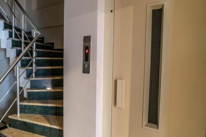 Charming City Apt - Near Axis Mall - image 19