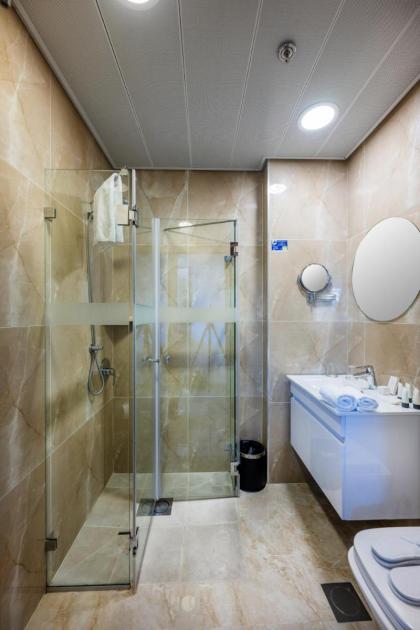 Golden Walls Hotel - image 2