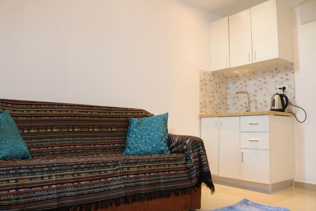Jerusalem Garden Home - image 4