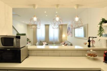 Luxury 4 br/3 bath city center - image 4