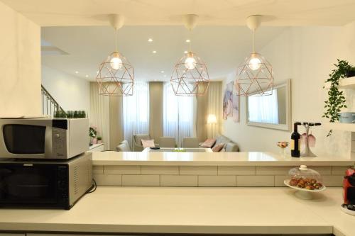 Luxury 4 br/3 bath city center - image 4
