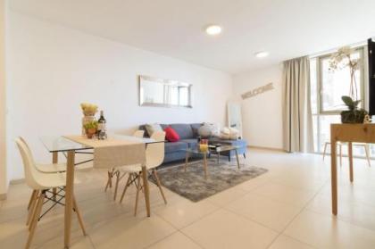 Luxury One-Bedroom Apartment/parking in city center - image 1