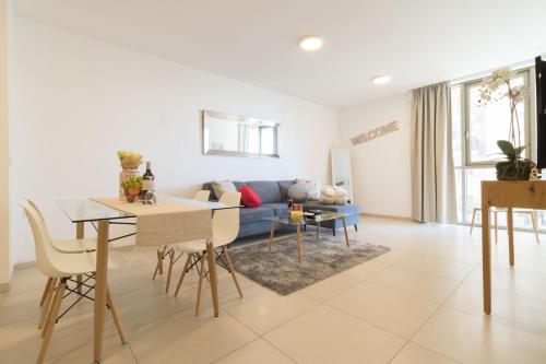 Luxury One-Bedroom Apartment/parking in city center - main image