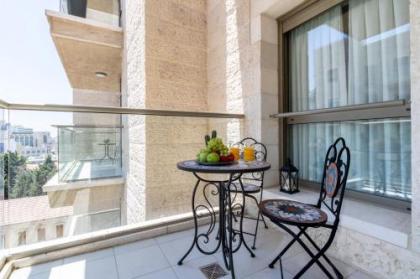 Luxury One-Bedroom Apartment/parking in city center - image 13