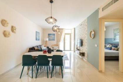 Luxury One-Bedroom Apartment/parking in city center - image 15
