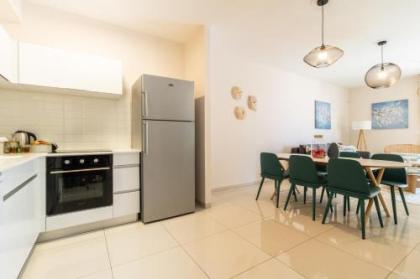 Luxury One-Bedroom Apartment/parking in city center - image 16