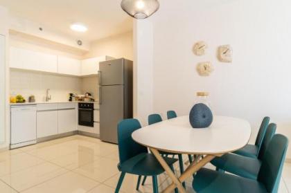 Luxury One-Bedroom Apartment/parking in city center - image 17