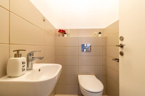 Luxury One-Bedroom Apartment/parking in city center - image 2