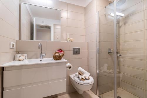 Luxury One-Bedroom Apartment/parking in city center - image 4