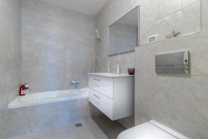 Stylish 1 bedroom in city center - image 11