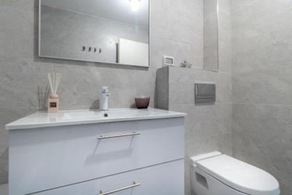 Stylish 1 bedroom in city center - image 13