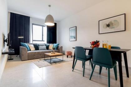 Stylish 1 bedroom in city center - image 2