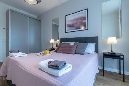 Stylish 1 bedroom in city center - image 3