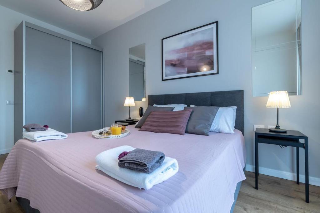 Stylish 1 bedroom in city center - image 3