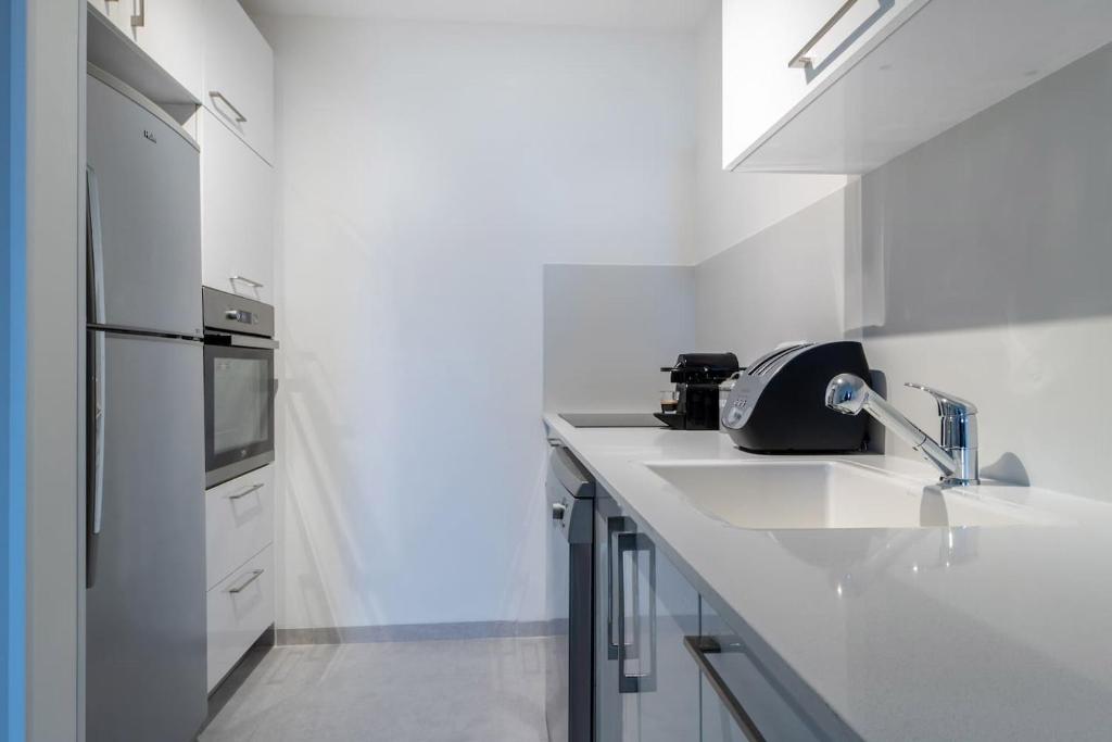 Stylish 1 bedroom in city center - image 6