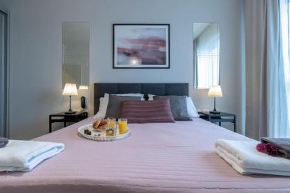 Stylish 1 bedroom in city center - image 7