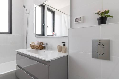 Magical 2BR/Parking with amazing view city center - image 3