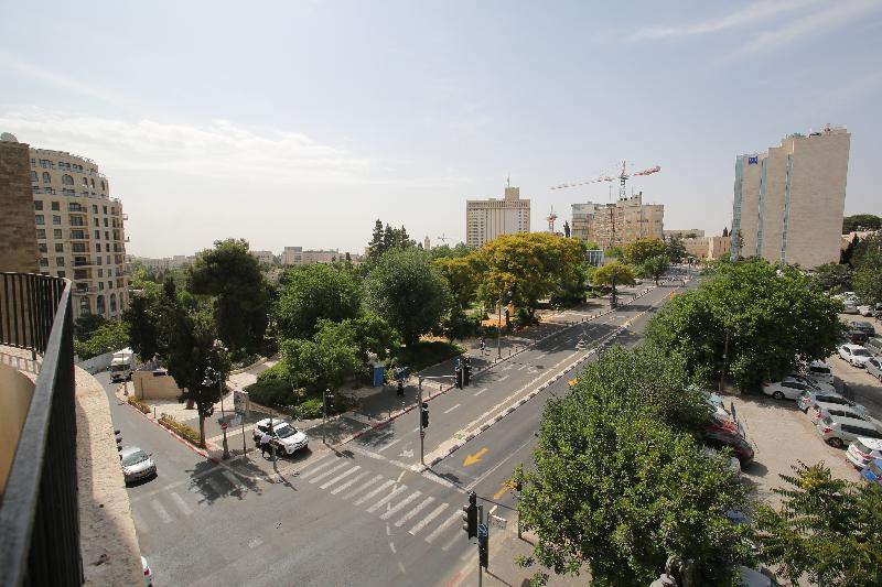 Heart of Jerusalem best balcony apartment - image 2