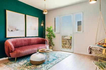  1 BR Apt Amazing Location  Near to everything! - image 3