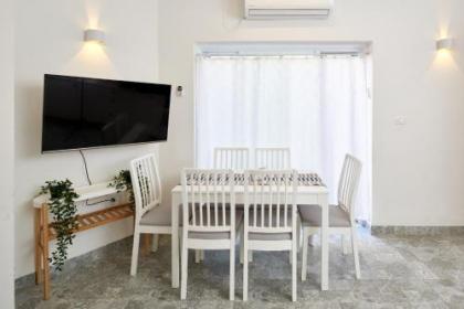 The central and quiet place in Nachlaot-Rehavia - image 8