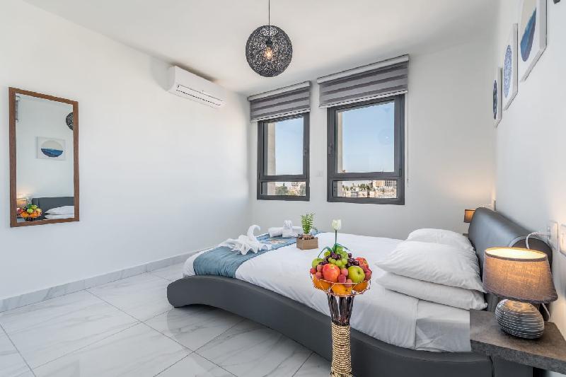 Spacious 2BDR with Balcony & View Even Israel #55 - main image