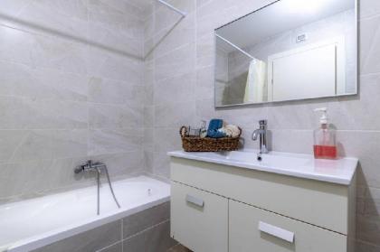 Central and luxurious 1 bdr - image 2