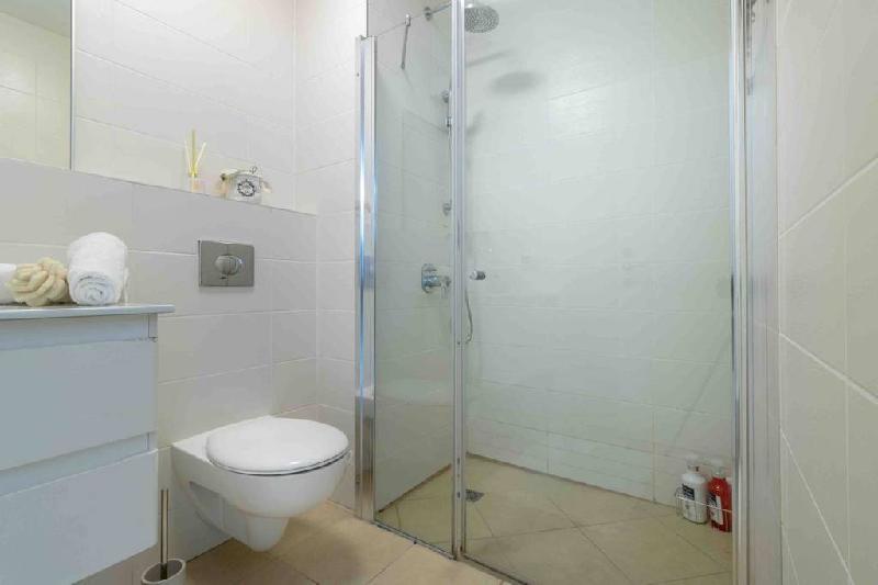 Amazing 1 bedroom in best location/parking - image 6