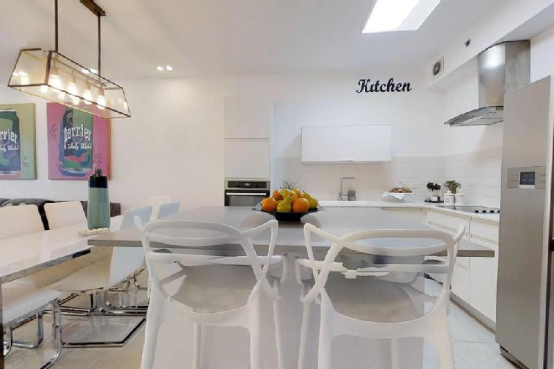 Exclusive Two-Bedroom Apartment With Parking - image 2