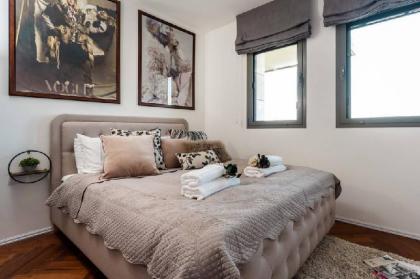 Fabulous 2 bedrooms in city center  - image 3