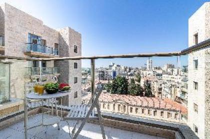 Sunny Central Apartment With Style - image 14