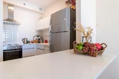 Sunny Central Apartment With Style - image 2