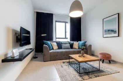 Stylish 1 bedroom in city center - image 2