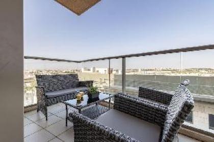 Exceptional 3 Bedroom/Parking in best area of town - image 10