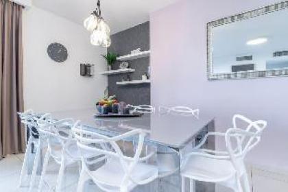 Exceptional 3 Bedroom/Parking in best area of town - image 14