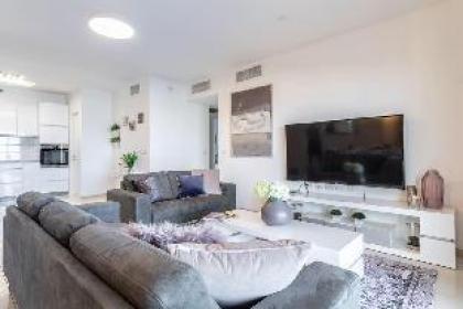 Exceptional 3 Bedroom/Parking in best area of town - image 15