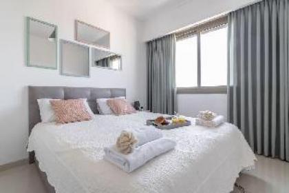 Exceptional 3 Bedroom/Parking in best area of town - image 2
