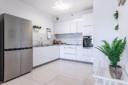 Exceptional 3 Bedroom/Parking in best area of town - image 3