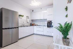 Exceptional 3 Bedroom/Parking in best area of town - image 3