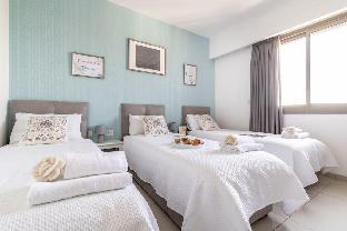 Exceptional 3 Bedroom/Parking in best area of town - image 4