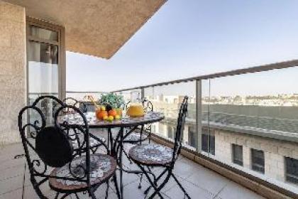 Exceptional 3 Bedroom/Parking in best area of town - image 5